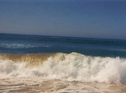 Das Anwachsen der Wellen entsteht mit durch das rcklufige Wasser, das von der letzten Welle an den Strand gesplt wurde und wieder zurckfliet und einem dabei oft auch noch die Fe wegzieht.
Deshalb empfehlen wir, wenn einem das Wasser bis zum Halse steht, unter den Wellen hindurch zu tauchen. Super cool und vllig strefrei.