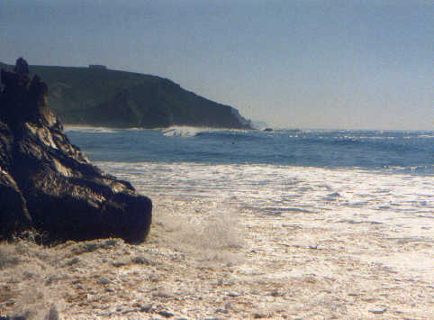 Unser Lieblingsstrand bei Carrapateira:
Die Flut hat hat auch unser abgelegenes Stckchen komplett unter Wasser gesetzt, die Sandburgen sind Geschichte und wir haben uns ein paar Meter auf die Felsen zurckgezogen.