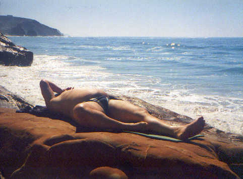 Liegende Schnheit am Strand von Carrapateira - auf rostroten Felsen mit unbezahlbarer Aussicht.