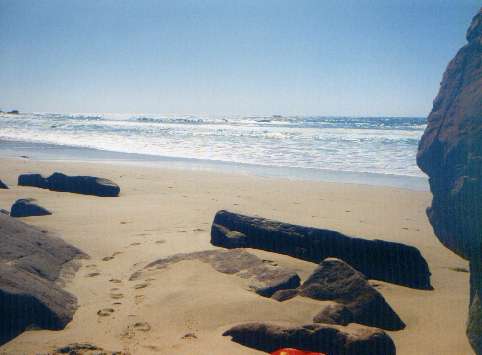 Blick von 'meinem' windgeschützten Eckchen auf den beinahe menschenleeren Strand von Carrapateira bei sonnigstem Standard-Wetter.