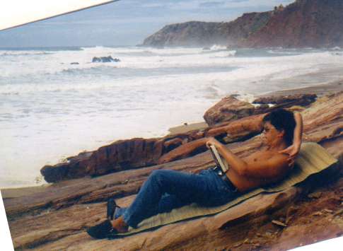 Am Strand von Carrapateira bei Flut am frühen Abend.
Die Felsen wärmen, während ich mich beim Lesen einiger Zeilen mental auf die anstehende kulinarische Attacke vorbereite.
Von hier aus geht's höchstwahrscheinlich ins nahegelegene restaurante  sitio no forno .
