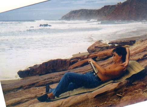 Am Strand von Carrapateira bei Flut am frhen Abend.
Die Felsen wrmen, whrend ich mich beim Lesen einiger Zeilen mental auf die anstehende kulinarische Attacke vorbereite.
Von hier aus geht's hchstwahrscheinlich ins nahegelegene restaurante  sitio no forno .