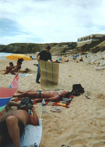 Heute wollten wir nicht den Weg nach Carrapateira auf uns nehmen, also kurz an einen der zu Fu erreichbaren Strnde in Sagres.
Mit von der Partie: Claudia Braun, Andreas Holzwarth, Ingo Trautwein und ich.