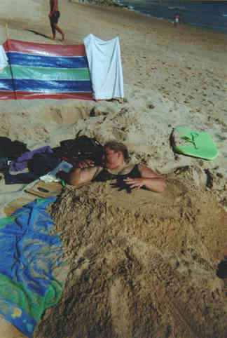 Claudia Braun - gar seltsam anzuschaun an einem Strand bei Sagres.
Eine Grube ausgehoben, sie rein gerollt, Sand drauf und fertig.
Wie ? Aufmucken ? Und gleich nochmal eine kleine Ladung, bis endlich Ruhe ist.