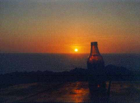 Ein wunderschnes Stilleben: Der begehrte Tisch am Eck im restaurante  Mar a Vista , garniert mit einem kleinen Sagres und der fr mich berwltigenden Aussicht.