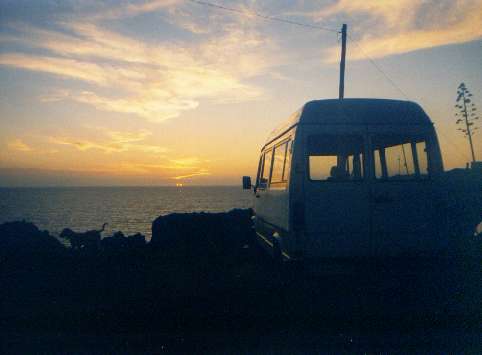 Blick auf's offene Meer mit Abendstimmung beim restaurante  Mar a Vista .
Im Vordergrund der Mercedes-Benz-210er-Bus, den uns  Wolfgang Strobel  so grozgig als Transportmittel berlassen hat.